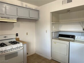 6168 Meadow View Ln in Las Vegas, NV - Building Photo - Building Photo