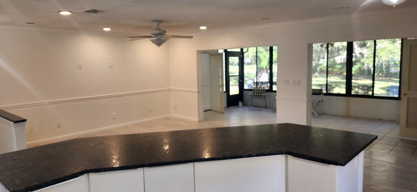 10 Iris Pl in Oldsmar, FL - Building Photo