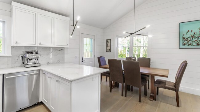 66 Crystal Dr in East Hampton, NY - Building Photo - Building Photo