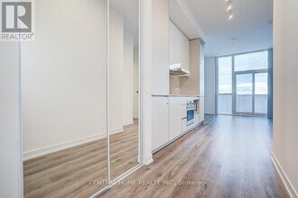 28 Interchange Wy in Vaughan, ON - Building Photo - Building Photo