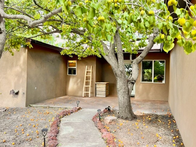 2724 Camino Cimarron in Santa Fe, NM - Foto de edificio - Building Photo