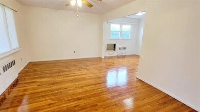 250 Maple Pl in Mineola, NY - Building Photo - Building Photo