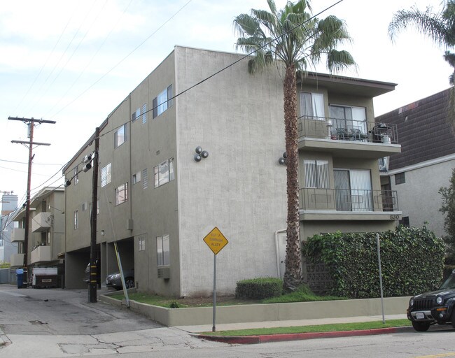 830 S Barrington Ave in Los Angeles, CA - Foto de edificio - Building Photo