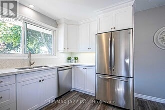 325 Poplar St in Oshawa, ON - Building Photo - Building Photo