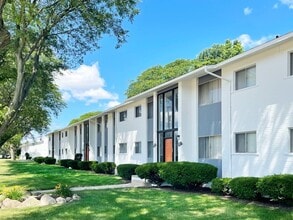 Golfview Apartments in Sterling Heights, MI - Building Photo - Building Photo