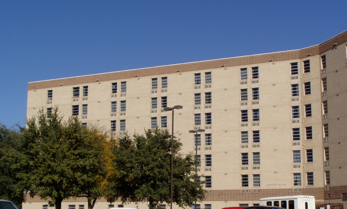 Midtown Manor in Wichita Falls, TX - Building Photo