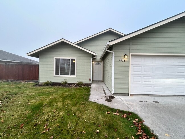 7438 Boyd Pl in Klamath Falls, OR - Building Photo - Building Photo
