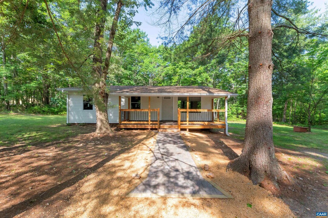 6264 Secretarys Sand Rd in Schuyler, VA - Building Photo