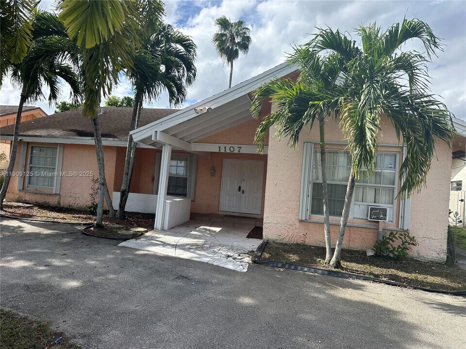 1107 SW 83rd Ave in North Lauderdale, FL - Building Photo