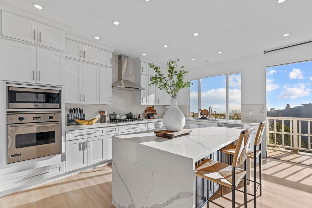 2019 Sunset Plaza Dr in Los Angeles, CA - Building Photo