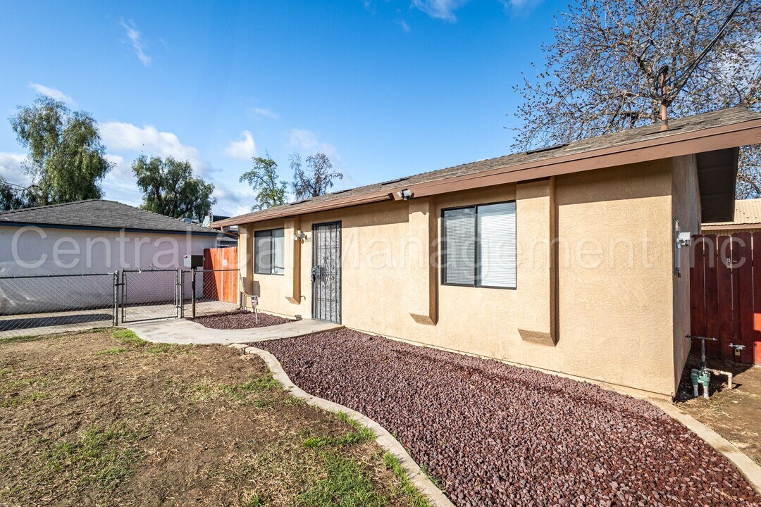 1905 McCray St in Bakersfield, CA - Building Photo