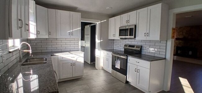 1204 John Reagan St in Benbrook, TX - Building Photo - Building Photo