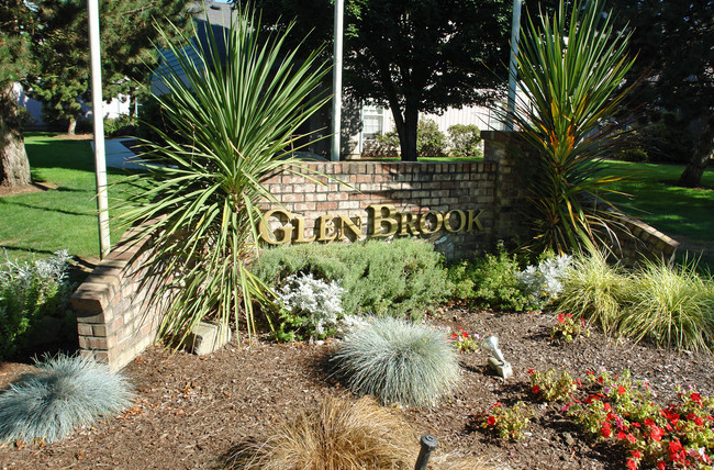 Glenbrook Apartments in Eugene, OR - Building Photo - Building Photo