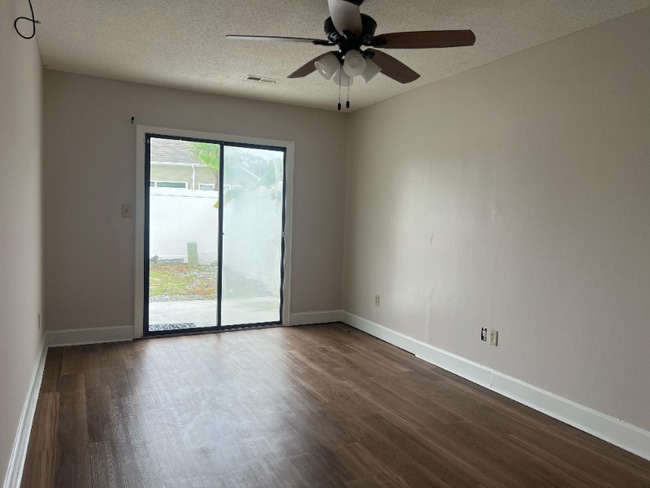 1490 Turkey Ridge Rd in Surfside Beach, SC - Foto de edificio - Building Photo