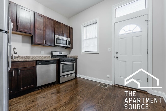 1758 W Montrose Ave, Unit 1 in Chicago, IL - Building Photo - Building Photo