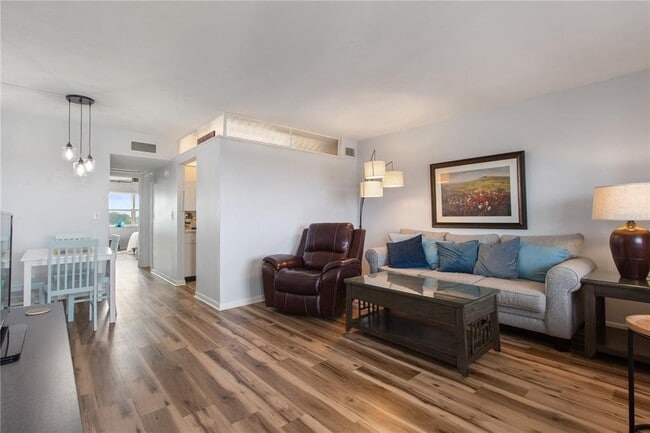 1235 S Highland Ave in Clearwater, FL - Foto de edificio - Building Photo