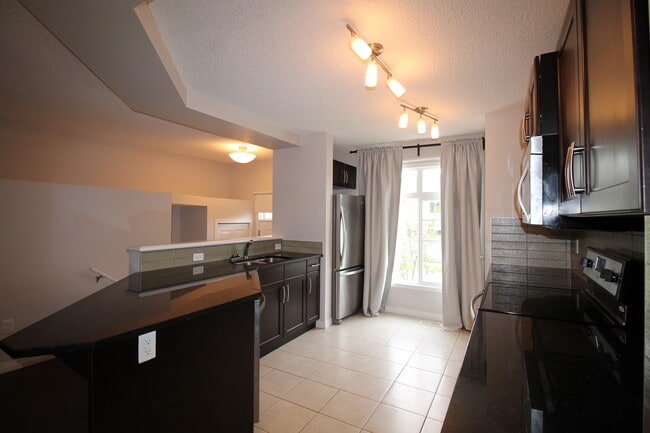 9163 Shaw Way SW in Edmonton, AB - Building Photo - Building Photo