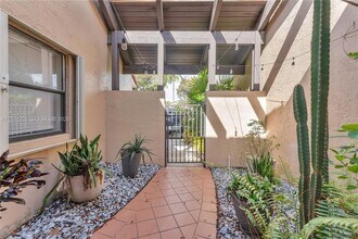 10003 Costa Del Sol Blvd in Doral, FL - Foto de edificio - Building Photo