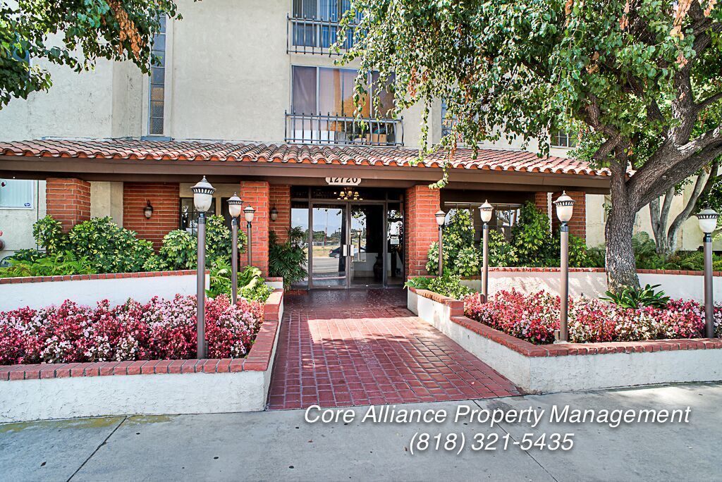 12720 Burbank Blvd in Los Angeles, CA - Foto de edificio