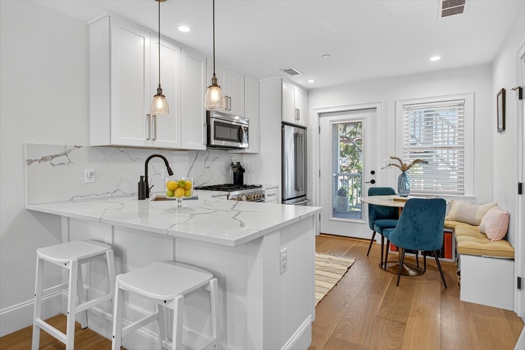 7 Bell Ct in Boston, MA - Building Photo
