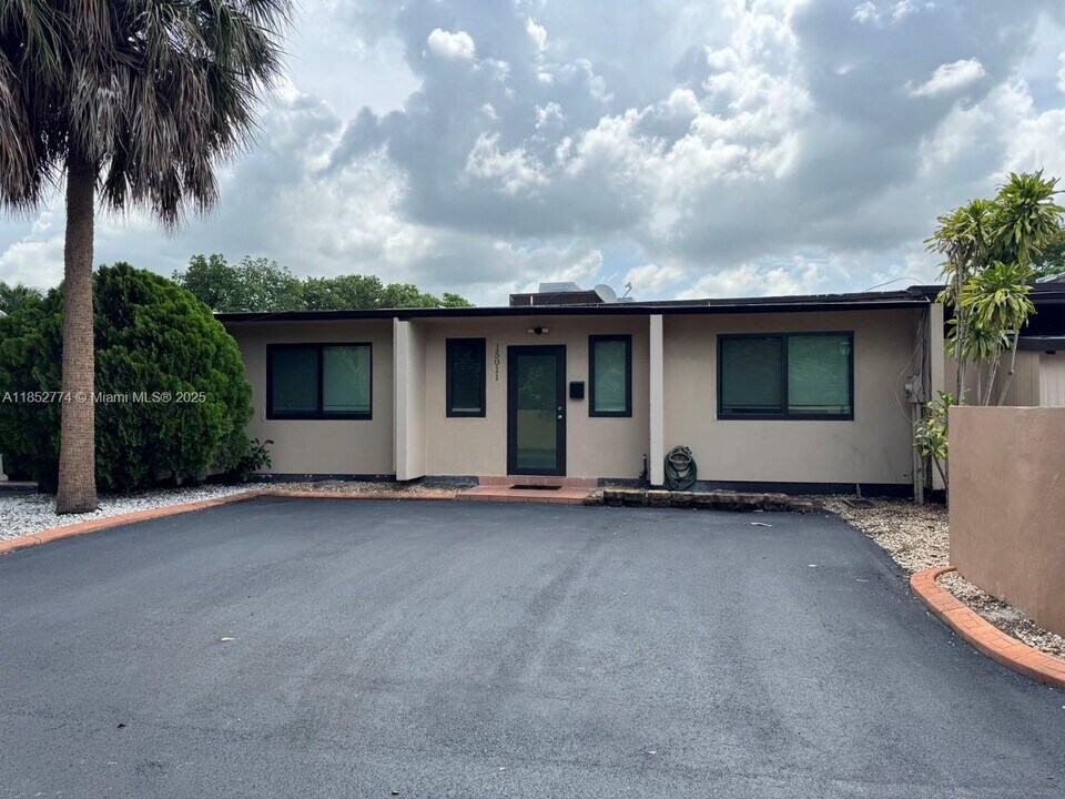 15011 Coconut Ct in Miami Lakes, FL - Building Photo