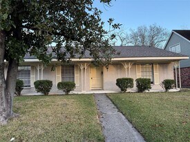 11735 N Willowdale Cir in Houston, TX - Building Photo