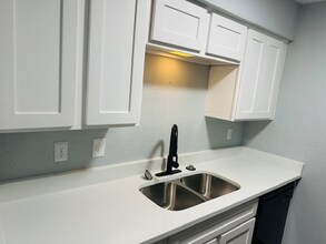 301 Tri City Beach Rd in Baytown, TX - Foto de edificio - Building Photo