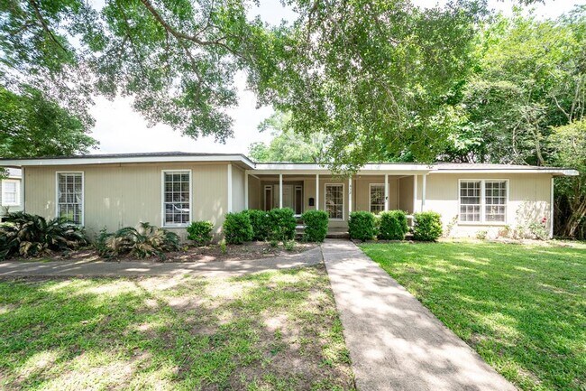 412 Kentucky St in Liberty, TX - Building Photo - Building Photo