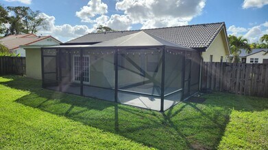 21324 Chinaberry Dr in Boca Raton, FL - Building Photo - Building Photo