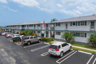 Leisureville Lake Condominiums in Boynton Beach, FL - Building Photo - Building Photo