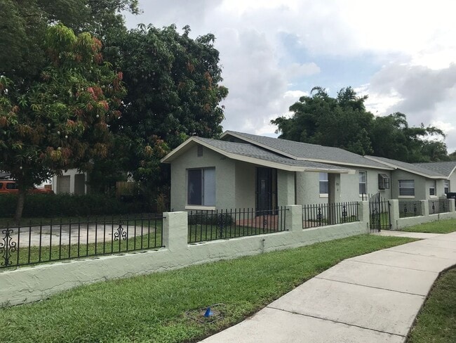 2431 S Brown Ave in Orlando, FL - Building Photo - Building Photo