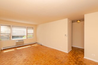 2001 W Touhy Ave-Unit -2001-101 in Chicago, IL - Building Photo - Building Photo