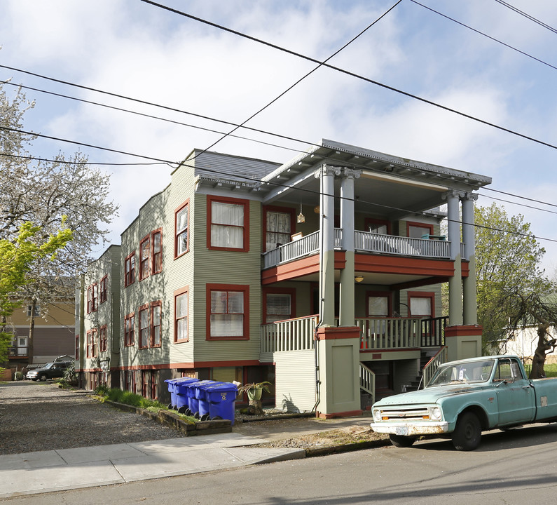 68 NE Stanton St in Portland, OR - Foto de edificio