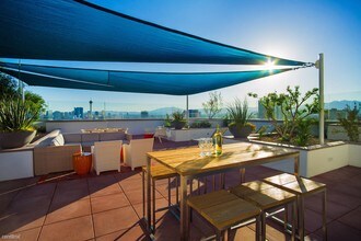 150 Las Vegas Blvd N-Unit -Unit 1618 in Las Vegas, NV - Building Photo - Building Photo