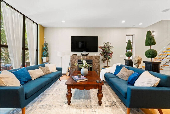 property at 2031 W Coulter St