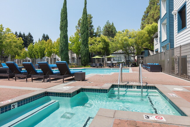 Fountains at River Oaks in San Jose, CA - Foto de edificio - Building Photo