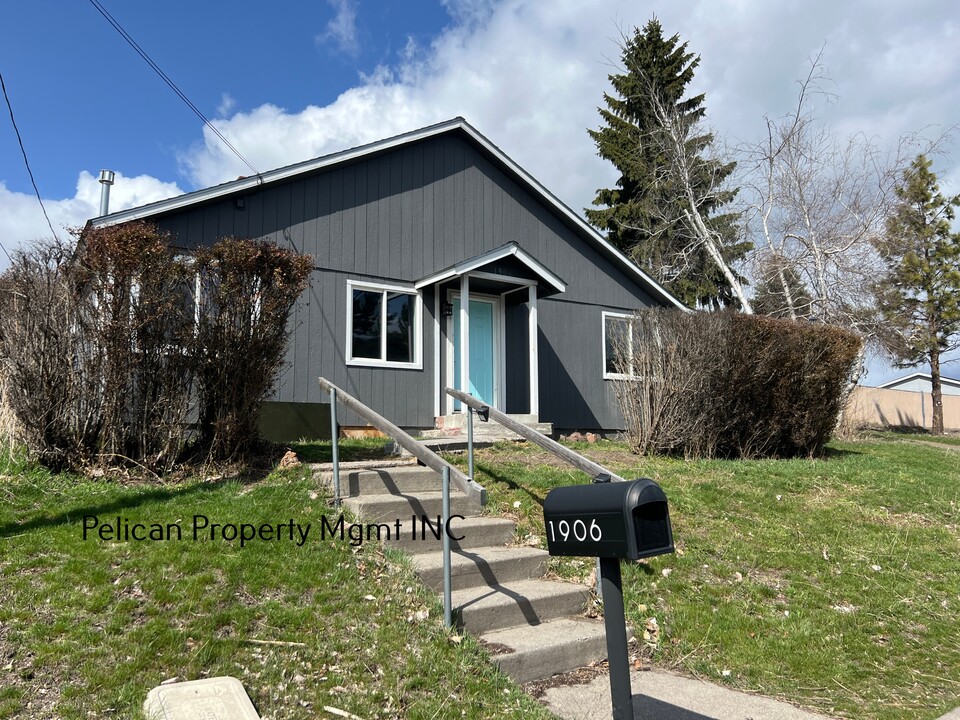 1906 Johnson Ave in Klamath Falls, OR - Foto de edificio