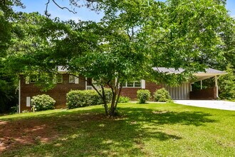 4009 Castle St in Douglasville, GA - Foto de edificio - Building Photo