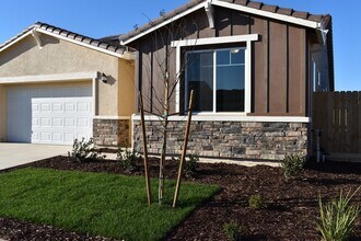 823 Benina Ct in Merced, CA - Foto de edificio - Building Photo