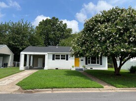 5608 Aurora Dr in Virginia Beach, VA - Building Photo