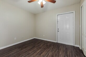 1720 Mosaic Forest Dr in Seffner, FL - Building Photo - Building Photo