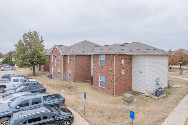 Cougar Crossing Apartments in El Reno, OK - Building Photo - Building Photo