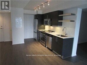 400 Adelaide St E in Toronto, ON - Building Photo - Building Photo