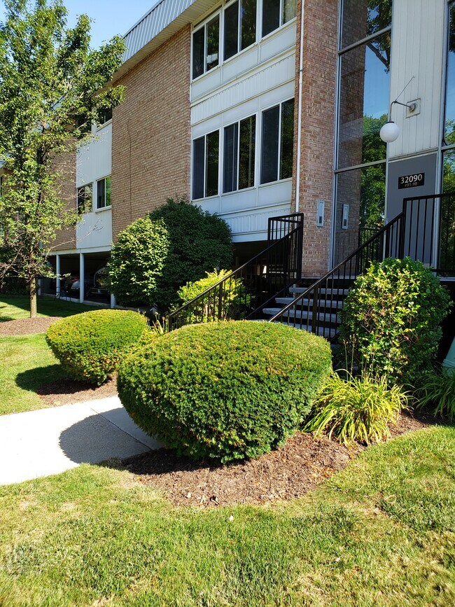 32090 Grand River Ave Rentals in Farmington, MI