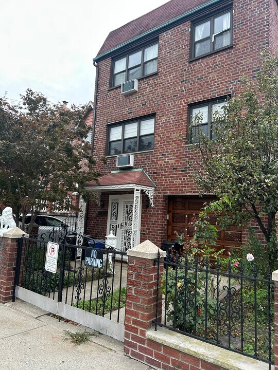 4602 28th Ave, Unit 3 bedroom 1 bathroom in Astoria, NY - Building Photo