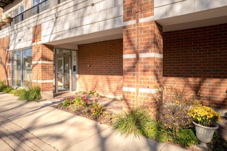 Dewes Court in Glenview, IL - Foto de edificio - Building Photo