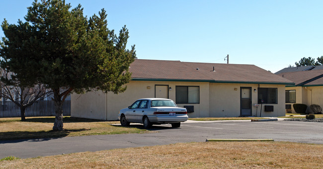 2300 E Locust St in Caldwell, ID - Foto de edificio - Building Photo