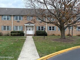 32 Manchester Ct in Freehold, NJ - Building Photo