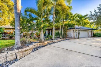 7 Oakwood Dr in Stuart, FL - Building Photo - Building Photo