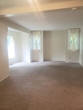 683 W Lincoln St in Woodburn, OR - Building Photo - Building Photo